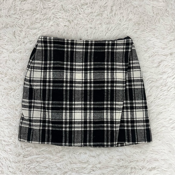 Hollister Dresses & Skirts - Hollister Black & White Plaid Skirt